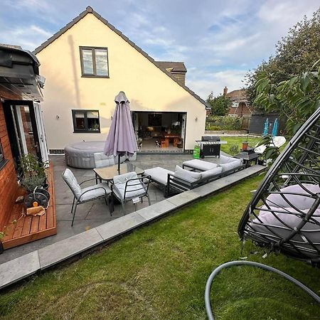 Modern Harrogate House Sleeps 10, Cinema Room & Hot Tub Exterior foto